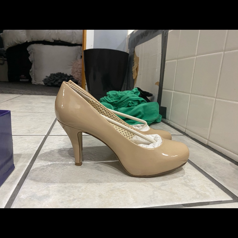 Steve Madden Nude Pumps